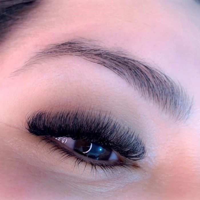 Close-up de diseno de pestanas con acabado elegante.