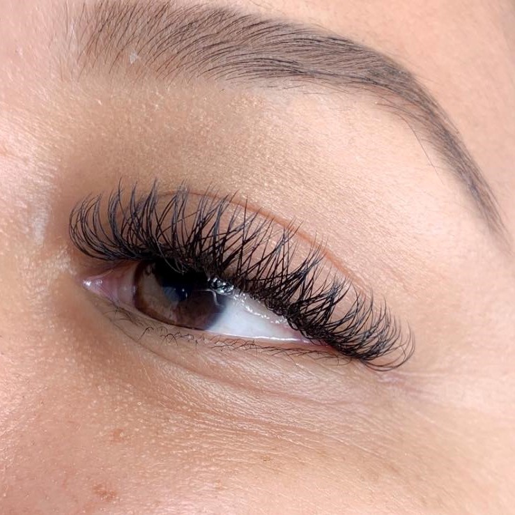 Resultado final de servicio de pestanas y cejas.